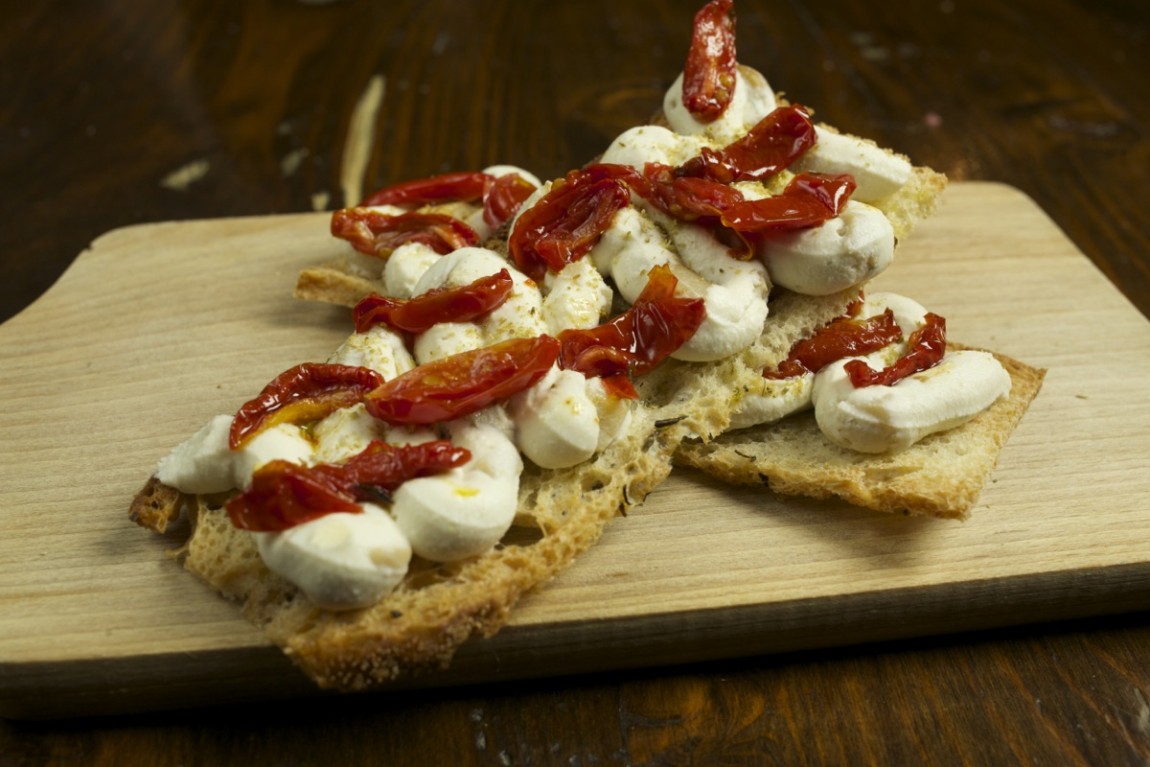 bruschetta-con-mousse-di-ricotta-di-bufala-historia2.jpg