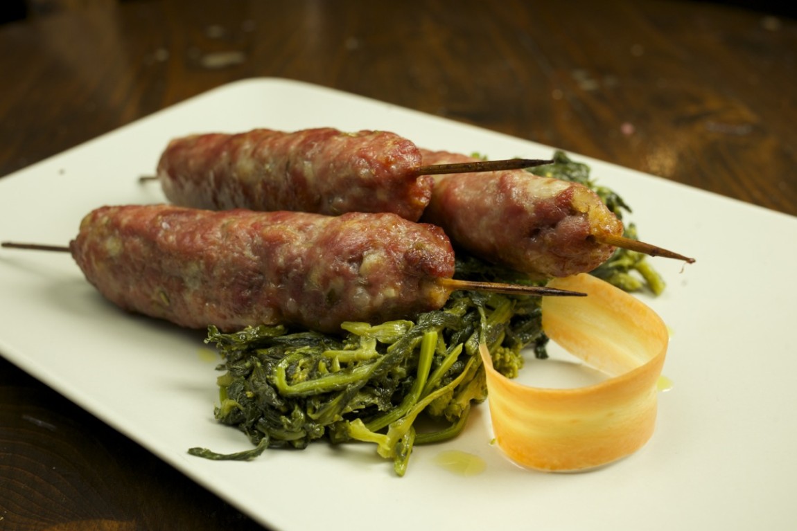 spiedini-di-salsiccia-ripieni-con-caciocavallo-di-bufala-historia1.jpg